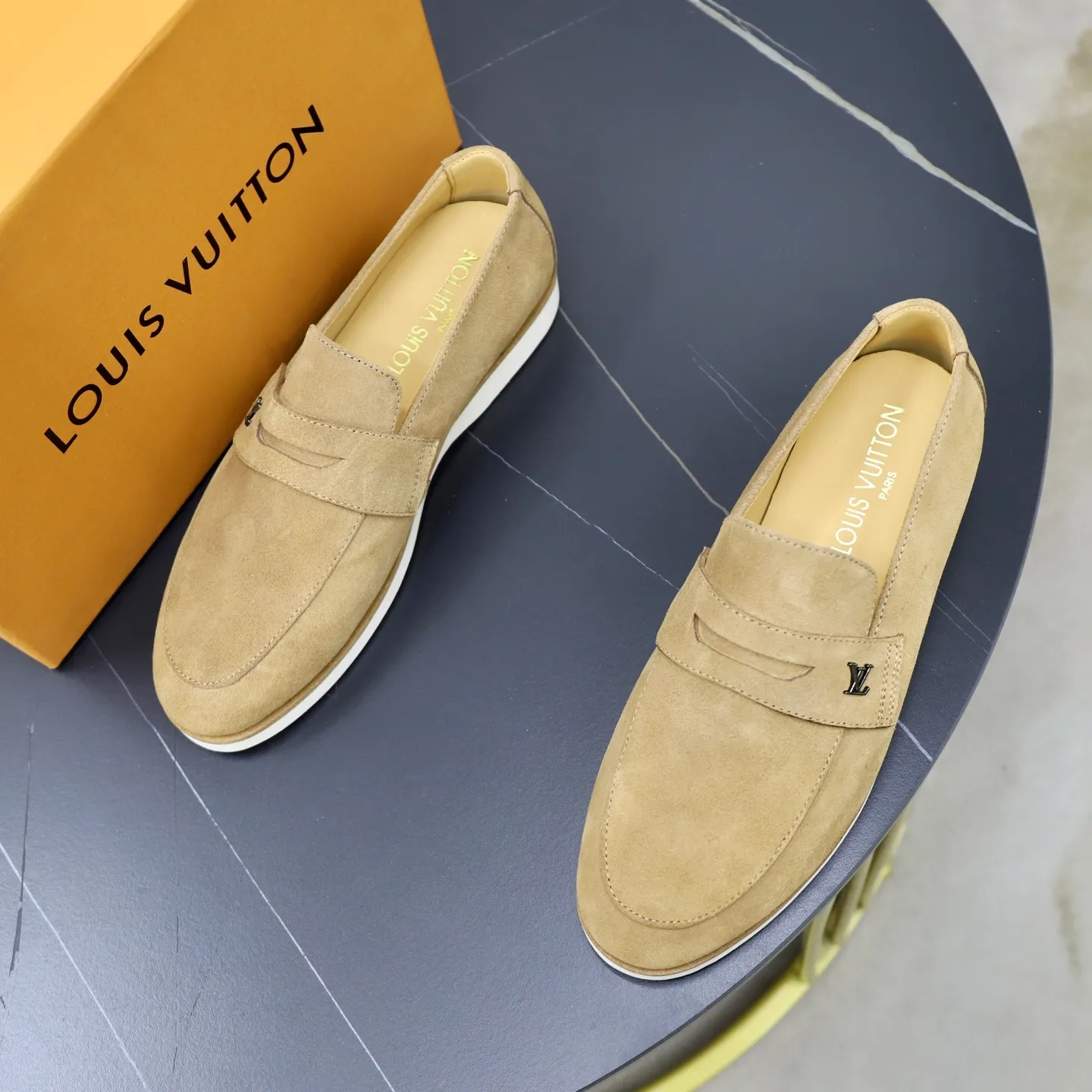 Ex-factory price: 442💰🙅‍♂️🙅‍♂️🙅‍♂️ Brand: LV Louis Vuitton Standard code: 38-44 (45 customized) Grade: Same as the official website Material: Original cow suede material stitching Comfortable and breathable cowhide lining Lightweight wear-resistant foam outsole Style category: Men's fashionable casual shoes Running sports shoes Distinguished luxury brand elements Top luxury color: actual picture color